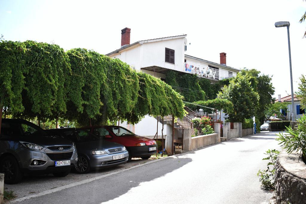 Apartments Maestral Malinska Buitenkant foto